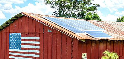 Cabin equipped with RICH SOLAR's solar solution, demonstrating off-grid energy independence.